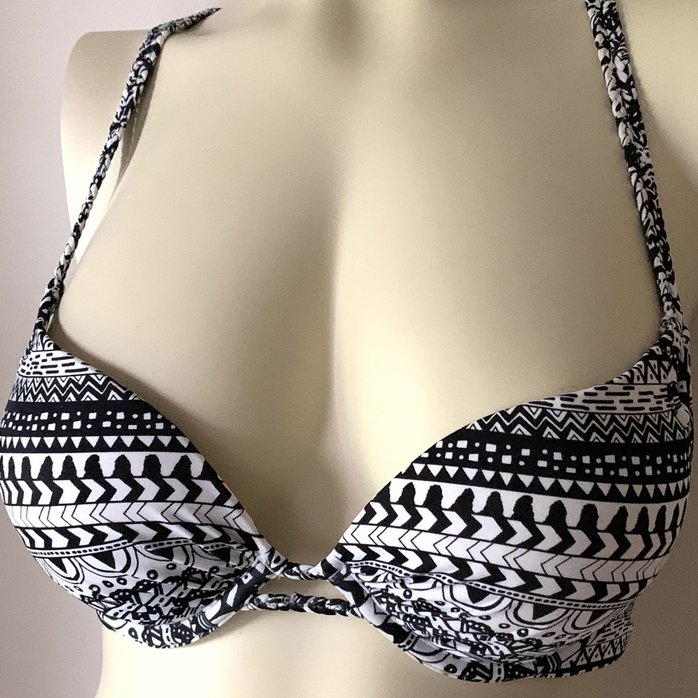 Victoria’s Secret push up top 34B